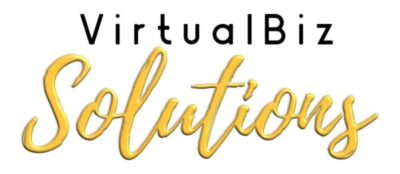 Op de afbeelding staan de woorden "VirtualBiz Solutions". "VirtualBiz" staat in een strak, zwart, schreefloos lettertype, terwijl "Solutions" in een groot, geel, cursief schrift staat met een glanzend, driedimensionaal effect. De achtergrond is wit.